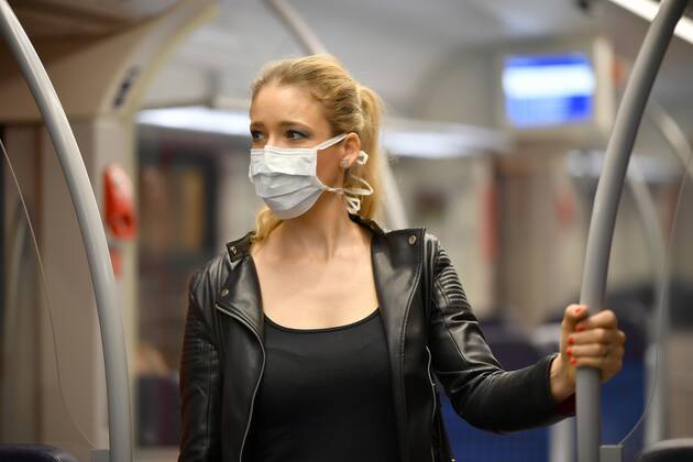Frau mit Mundschutzmaske, steht in S-Bahn, Corona-Krise, Stuttgart, Baden-Württemberg, Deutschland, Europa Copyright: imageBROKER/MichaelxWeber iblimw05764822