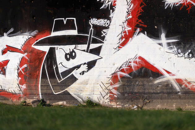 Ein Grafitti mit Agenten des Comics Spion & Spion an einer Brücke in Deutz. Köln, 01.05.2020