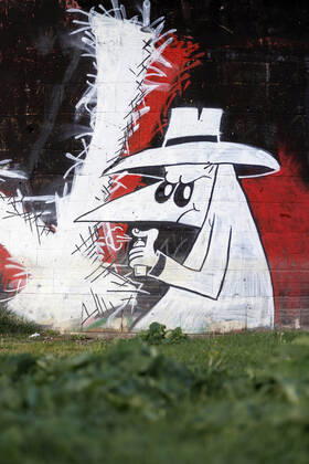 Ein Grafitti mit Agenten des Comics Spion & Spion an einer Brücke in Deutz. Köln, 01.05.2020