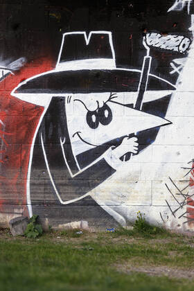 Ein Grafitti mit Agenten des Comics Spion & Spion an einer Brücke in Deutz. Köln, 01.05.2020