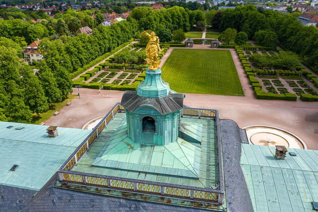 Luftbild_Rastatt am 04.05.2020 in Rastatt (Innenstadt), Germany Das Residenzschloss Rastatt, mit dem goldenen Mann auf dem Dach. Rastatt Innenstadt Baden-Württemberg Germany