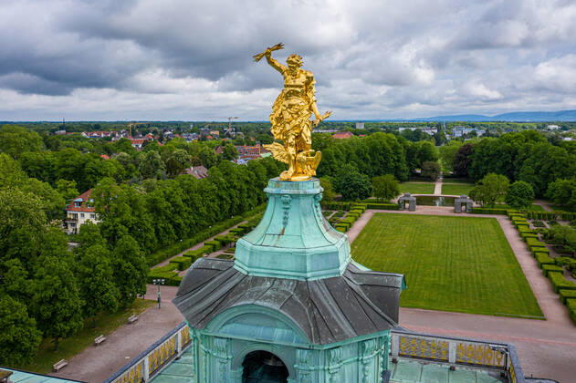 Luftbild_Rastatt am 04.05.2020 in Rastatt (Innenstadt), Germany Das Residenzschloss Rastatt, mit dem goldenen Mann auf dem Dach. Rastatt Innenstadt Baden-Württemberg Germany