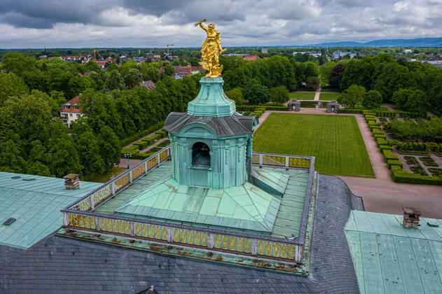 Luftbild_Rastatt am 04.05.2020 in Rastatt (Innenstadt), Germany Das Residenzschloss Rastatt, mit dem goldenen Mann auf dem Dach. Rastatt Innenstadt Baden-Württemberg Germany
