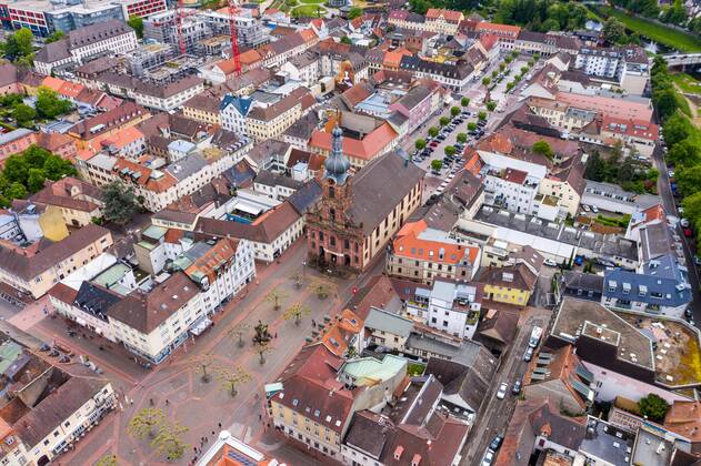 Luftbild_Rastatt am 04.05.2020 in Rastatt (Innenstadt), Germany Pfarrkirche St. Alexander am Marktplatz im Zentrum. Rastatt Innenstadt Baden-Württemberg Germany