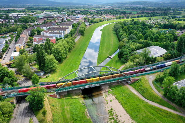 Luftbild_Rastatt am 04.05.2020 in Rastatt (Innenstadt), Germany Ein Güterzug überquert die Murg in Rastatt. Rastatt Innenstadt Baden-Württemberg Germany
