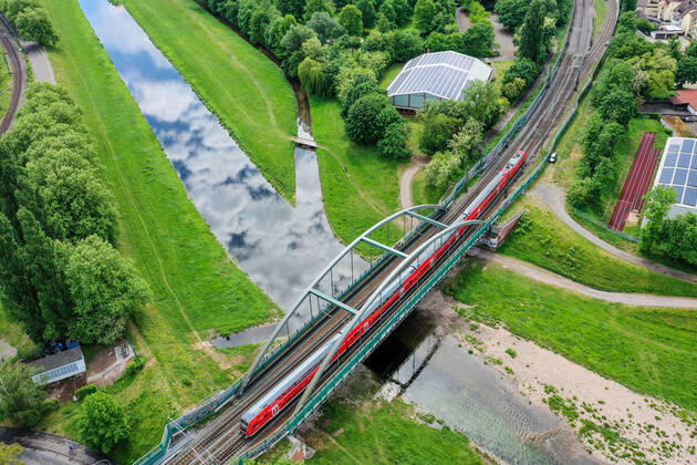 Luftbild_Rastatt am 04.05.2020 in Rastatt (Innenstadt), Germany Ein Zug überquert die Murg in Rastatt. Rastatt Innenstadt Baden-Württemberg Germany