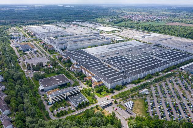 Luftbild_Rastatt am 04.05.2020 in Rastatt (Innenstadt), Germany Blick über das Mercedes Benz Werk in Rastatt. Rastatt Innenstadt Baden-Württemberg Germany