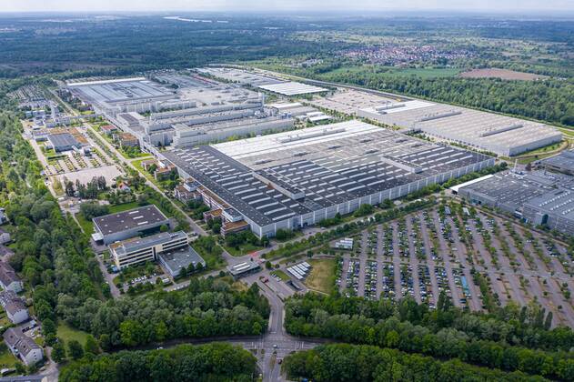 Luftbild_Rastatt am 04.05.2020 in Rastatt (Innenstadt), Germany Blick über das Mercedes Benz Werk in Rastatt. Rastatt Innenstadt Baden-Württemberg Germany