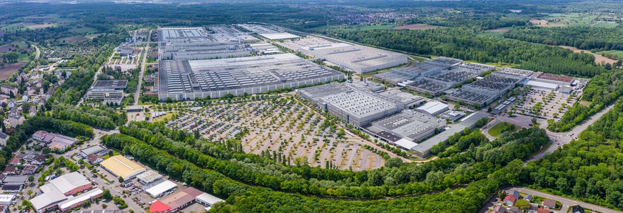 Luftbild_Rastatt am 04.05.2020 in Rastatt (Innenstadt), Germany Blick über das Mercedes Benz Werk in Rastatt. Rastatt Innenstadt Baden-Württemberg Germany