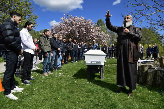 Bilder des Jahres 2020, Entertainment 05 Mai Entertainment Themen der Woche News Bilder des Tages Digter Yahya Hassan bliver begravet paa den muslimske gravplads paa Vestre Kirkegaard i Aarhus V tirsdag den 5. maj 2020. Den 24-aarige digter blev fundet doed i sin lejlighed torsdag. Yahya Hassan udgav to digtsamlinger hvoraf debuten blev den bedst saelgende digtsamlingsdebut i Danmark nogensinde. , Aarhus Denmark