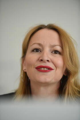 Saarlands Bildungsministerin Christine Streichert-Clivot (SPD) informiert in der Saarbrücker Staatskanzlei am Dienstag (5.5.2020) die Landespressekonferenz über den Neustart der Schulen in der Corona-Krise.