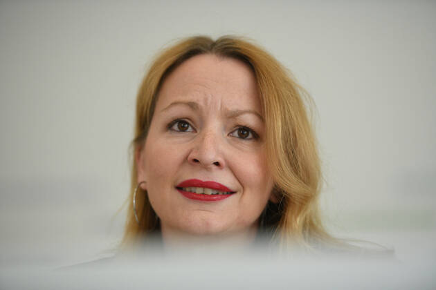 Saarlands Bildungsministerin Christine Streichert-Clivot (SPD) informiert in der Saarbrücker Staatskanzlei am Dienstag (5.5.2020) die Landespressekonferenz über den Neustart der Schulen in der Corona-Krise.