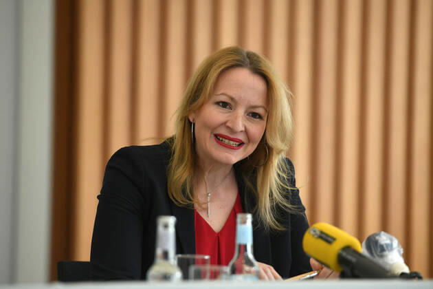 Saarlands Bildungsministerin Christine Streichert-Clivot (SPD) informiert in der Saarbrücker Staatskanzlei am Dienstag (5.5.2020) die Landespressekonferenz über den Neustart der Schulen in der Corona-Krise.