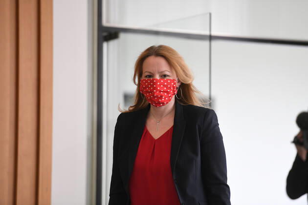 Saarlands Bildungsministerin Christine Streichert-Clivot (SPD) informiert in der Saarbrücker Staatskanzlei am Dienstag (5.5.2020) die Landespressekonferenz über den Neustart der Schulen in der Corona-Krise.