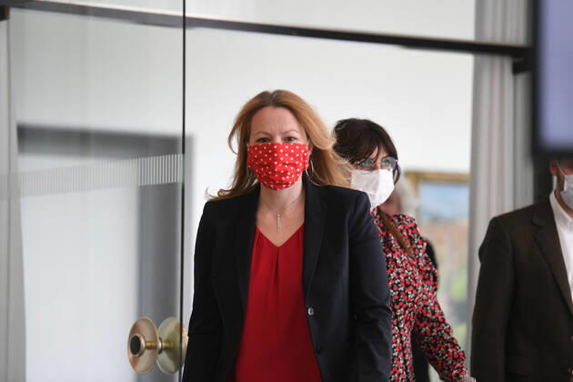 Saarlands Bildungsministerin Christine Streichert-Clivot (SPD) informiert in der Saarbrücker Staatskanzlei am Dienstag (5.5.2020) die Landespressekonferenz über den Neustart der Schulen in der Corona-Krise.