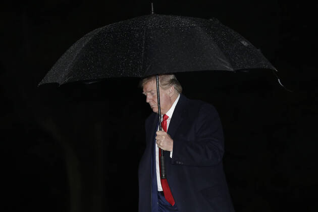 News Bilder des Tages May 5, 2020, Washington, District of Columbia, USA: United States President Donald J. Trump walks on the South Lawn of the White House in Washington, DC upon his return from Phoenix, Arizona on May 5, 2020. .Credit: Pool via CNP Washington USA - ZUMAs152 20200505_zaa_s152_347 Copyright: xYurixGripasx