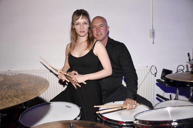 Bilder des Jahres 2020, Entertainment 05 Mai Entertainment Themen der Woche Markus Böker mit Freundin Eve Lamell bei einem exklusiven Photoshooting im Probenraum seiner Band Timerunner. München, 05.05.2020