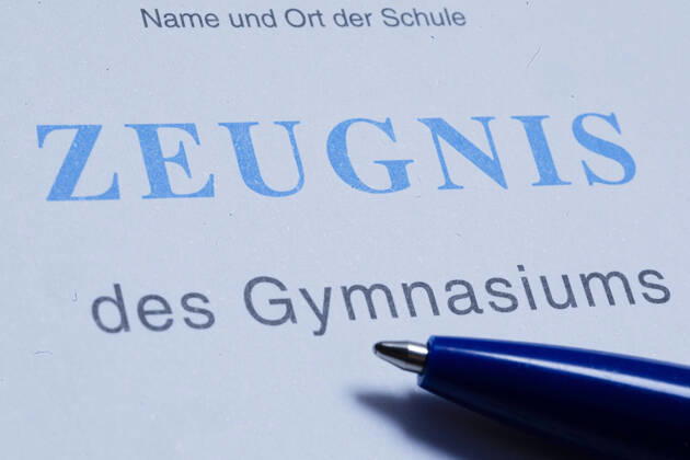 Symbolbild. Zeugnis des Gymnasiums. Berlin, 04.05.2020. Berlin Deutschland