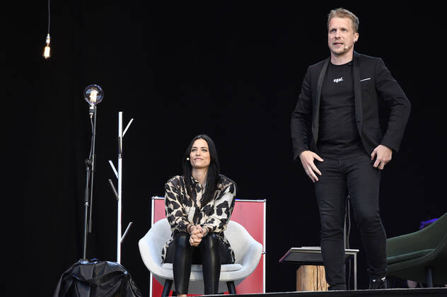Bilder des Jahres 2020, Entertainment 05 Mai Entertainment Themen der Woche Oliver Pocher mit Ehefrau Amira Pocher bei der ersten Autokultur-Veranstaltung Die Pochers hier auf dem Schützenplatz. Die Besucher verfolgen unter Berücksichtigung klarer Hygiene-Vorschriften während der Corona-Krise den Auftritt aus dem Auto. Hannover, 07.05.2020