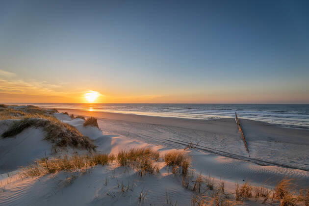 Norderney. 15 APR 2020. Sonnenuntergang in den Dünen am Nordstrand von Norderney. OSTFRIESLAND. Ostfriesische Inseln. Copyright: JanisMEYER Priller&MAUG JMY00G382X