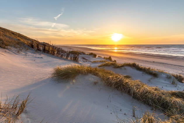 Norderney. 15 APR 2020. Sonnenuntergang in den Dünen am Nordstrand von Norderney. OSTFRIESLAND. Ostfriesische Inseln. Copyright: JanisMEYER Priller&MAUG JMY00G290X