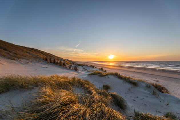 Norderney. 15 APR 2020. Sonnenuntergang in den Dünen am Nordstrand von Norderney. OSTFRIESLAND. Ostfriesische Inseln. Copyright: JanisMEYER Priller&MAUG JMY00G306X