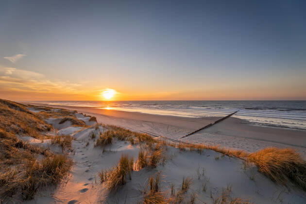 Norderney. 15 APR 2020. Sonnenuntergang in den Dünen am Nordstrand von Norderney. OSTFRIESLAND. Ostfriesische Inseln. Copyright: JanisMEYER Priller&MAUG JMY00G390X