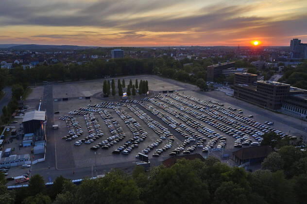 Bilder des Jahres 2020, Entertainment 05 Mai Entertainment Themen der Woche Alligatoah live beim Autokultur-Konzert auf dem Schützenplatz. Die Besucher verfolgen unter Berücksichtigung klarer Hygiene-Vorschriften während der Corona-Krise den Auftritt aus dem Auto. Hannover, 08.05.2020