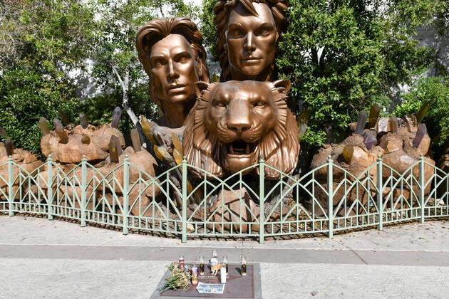 Bilder des Jahres 2020, Entertainment 05 Mai Entertainment Themen der Woche News Bilder des Tages LAS VEGAS, NV - May 09: Fans pay tribute to Roy Horn at The Mirage Las Vegas Hotel & Casino in Las Vegas, Nevada on May 09, 2020. Copyright: xDamairsxCarter MediaPunchx