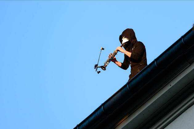 Bilder des Jahres 2020, Entertainment 05 Mai Entertainment Themen der Woche News Bilder des Tages May 9, 2020, Berlin, Berlin, Germany: The musician Junk-E-cat can be seen while he gives a spontaneous concert on the roof of a house. The Berlin-based musician Junk-E-cat combines acoustic and electronic elements and seamlessly combines a selection of reed instruments with finger drumming and live looping. Since 4 May, open-air meetings with up to 50 participants are generally permit-free, provided that distance and hygiene rules are observed. Berlin Germany - ZUMAs172 20200509_zap_s172_001 Copyright: xJanxScheunertx