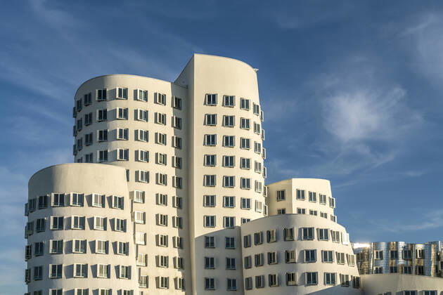 Gehry-Bauten Der Neue Zollhof mit den Gehry-Bauten des Architekten und Designer Frank Gehry im MedienHafen, Landeshauptstadt Duesseldorf, Nordrhein-Westfalen, Deutschland, Europa Neuer Zollhof buildings by architect Frank Gehry at Media Harbour, federal state capital Duesseldorf, North Rhine-Westphalia, Germany, Europe