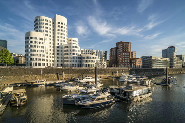 Gehry-Bauten Der Neue Zollhof mit den Gehry-Bauten des Architekten und Designer Frank Gehry im MedienHafen, Landeshauptstadt Duesseldorf, Nordrhein-Westfalen, Deutschland, Europa Neuer Zollhof buildings by architect Frank Gehry at Media Harbour, federal state capital Duesseldorf, North Rhine-Westphalia, Germany, Europe