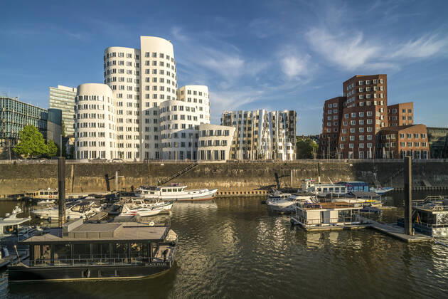 Gehry-Bauten Der Neue Zollhof mit den Gehry-Bauten des Architekten und Designer Frank Gehry im MedienHafen, Landeshauptstadt Duesseldorf, Nordrhein-Westfalen, Deutschland, Europa Neuer Zollhof buildings by architect Frank Gehry at Media Harbour, federal state capital Duesseldorf, North Rhine-Westphalia, Germany, Europe