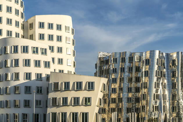 Gehry-Bauten Der Neue Zollhof mit den Gehry-Bauten des Architekten und Designer Frank Gehry im MedienHafen, Landeshauptstadt Duesseldorf, Nordrhein-Westfalen, Deutschland, Europa Neuer Zollhof buildings by architect Frank Gehry at Media Harbour, federal state capital Duesseldorf, North Rhine-Westphalia, Germany, Europe