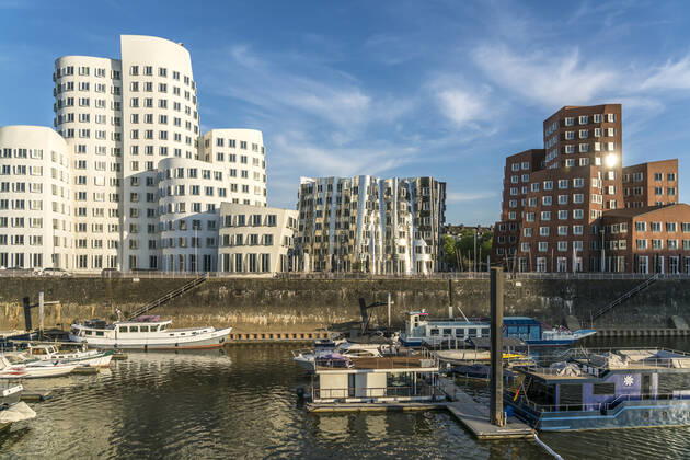 Gehry-Bauten Der Neue Zollhof mit den Gehry-Bauten des Architekten und Designer Frank Gehry im MedienHafen, Landeshauptstadt Duesseldorf, Nordrhein-Westfalen, Deutschland, Europa Neuer Zollhof buildings by architect Frank Gehry at Media Harbour, federal state capital Duesseldorf, North Rhine-Westphalia, Germany, Europe