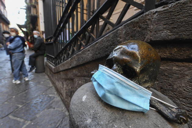 A protective mask is placed on a statue of a skull, in Naples city. Government Decree declaring all of Italy a protected area to combat Covid-19 - Coronavirus infection. Copyright: xSalvatorexLaportax xIPAx xKontrolabx