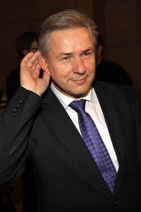 Verleihung des 8. Deutschen Hörfilmpreises in Berlin am 23.03.2010 15 Klaus Wowereit bei der Verleihung des 8. Deutschen Hoerfilmpreises in Berlin am 23.03.2010, Halbfigur, Hand am Ohr, roter Teppich, Berlin Deutschland, Germany Copyright: xPOP-EYE Buggex 00216105_00216105