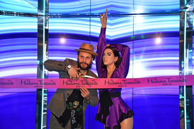 Bilder des Jahres 2020, Entertainment 05 Mai Entertainment Bilder des Tages Manuel Cortez bei der Einweihung der Wachsfigur von Dua Lipa bei Madame Tussauds in Berlin am 14.05.2020