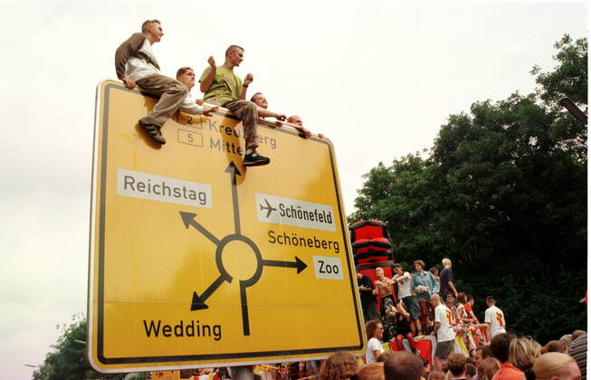 67 Techno 96: Love Parade Berlin, Straße des 17. Juni unter dem Motto we are one family , ca. 600 000 Besucher, Party, Tanz, Techno, Rave, Raver, Loveparade, Publikum,