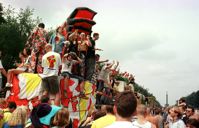 67 Techno 96: Love Parade Berlin, Straße des 17. Juni unter dem Motto we are one family , ca. 600 000 Besucher, Party, Tanz, Techno, Rave, Raver, Loveparade, Publikum,