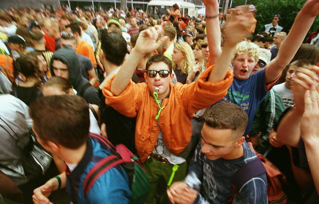 67 Techno 96: Love Parade Berlin, Straße des 17. Juni unter dem Motto we are one family , ca. 600 000 Besucher, Party, Tanz, Techno, Rave, Raver, Loveparade, Publikum,