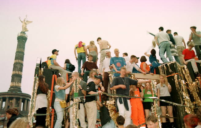 67 Techno 96: Love Parade Berlin, Straße des 17. Juni unter dem Motto we are one family , ca. 600 000 Besucher, Party, Tanz, Techno, Rave, Raver, Loveparade, Publikum,