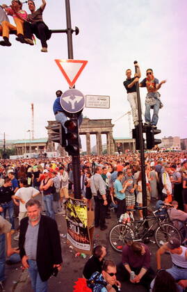 67 Techno 96: Love Parade Berlin, Straße des 17. Juni unter dem Motto we are one family , ca. 600 000 Besucher, Party, Tanz, Techno, Rave, Raver, Loveparade, Publikum,