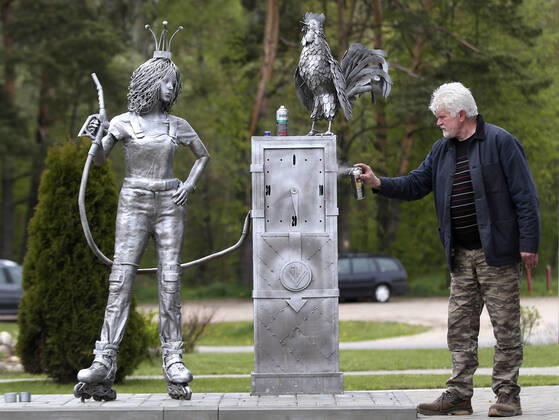 Bilder des Jahres 2020, Entertainment 05 Mai Entertainment Bilder des Tages WeiÃŸrussland, Metall-Bildhauer Vladimir Kanonik in Misnk MINSK, BELARUS - MAY 14, 2020: Sculptor Vladimir Kanonik restoring one of his works. Vladimir Kanonik creates art installations from scrap metal. Natalia Fedosenko TASS  TS0D9340