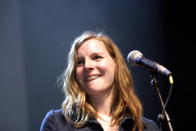 48 Konzert: Wir sind Helden, Sängerin & Gitarristin Judith Holofernes, bei der GeburtstagsParty 25 Jahre taz im Berliner Tempodrom, Die Tageszeitung, Zeitung, Geburtstag, Feier, Deutsch-Pop, Deutscher Indie-Rock, Synthie-Punk-Pop, Neue Deutsche Welle Revival, NDW, Wohnzimmer-Pop, Berlin Sound, Retro, Pop, blonde Saengerin, Frontfrau, Blondine, Musik, quer, Halbtotale, Berlin Deutschland, Germany Copyright: xPOP-EYE Bilanx 00056853_00056853