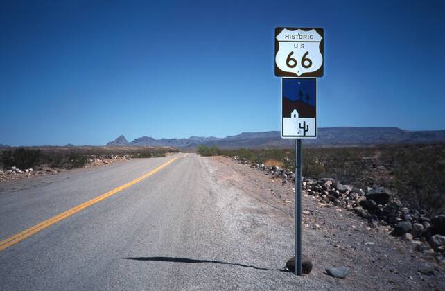 1 Reise: historische Route 66 in Arizona, Straßenschild, Einsamkeit, leere Straße, Landschaft, Landschaftsfoto, Landschaftspanorama, Wüste, Trockenheit, Touristenattraktion, Amerika, Hauptstraße, Strassenschild, übernimmt keine Haftung für eine eventuelle Verletzung Rechte Dritter. Weitergabe an Dritte & Archivierung nicht erlaubt. Es gelten unsere AGB. Arizona United States Of America Copyright: xBriganiArt ArtistxAtxWork Heinrix 00036936_00036936