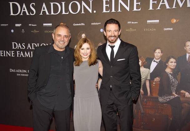 93 Uli Edel, Josefine Preuß, Oliver Berben, Das Adlon. Eine Familiensaga , Roter Teppich zur Filmpremiere im CineStar im SONY Center, Berlin, Berlin Deutschland Germany Copyright: xPOP-EYE ChristianxBehringx 00288906_00288906