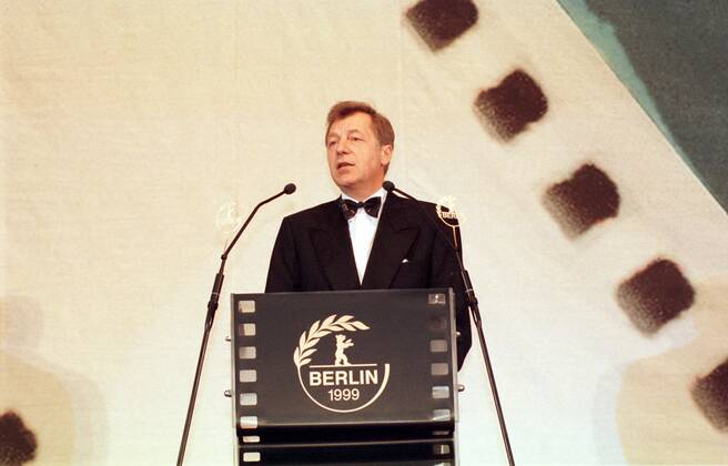 1 Berlinale 99: Eberhard Diepgen hält eine Rede zur Eröffnung der INTERNATIONALEN FILMFESTSPIELE in Berlin, Filmfestival, Filmfest, internationaler deutscher Politiker, Berliner, regierender Bürgermeister (CDU) von Berlin, internationale, Promi, im Berliner Zoopalast, UCI Kinowelt, Prominenter, Prominenz, Copyright: xBRIGANI-ART HEINRICHx BriganiArt_00017695_00017695
