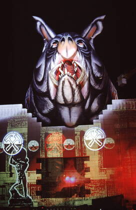 1 Roger Waters THE Wall am Potsdamer Platz: das Schwein hinter der Mauer, Bühne, stage, Water?s, Theater, Film, Pig, Piggy, Musik, Music, culture, Kultur, konzertante Aufführung, Show, Theater, ex Pink Floyd, Nutzung Honorar- & MwStpflichtig! , Show am 21.07.1990, Fotos vom Vortag und der Show am Potsdamer Platz Berlin Deutschland, Germany Copyright: xBRIGANI-ART HEINRICHx BriganiArt_00023594_00023594
