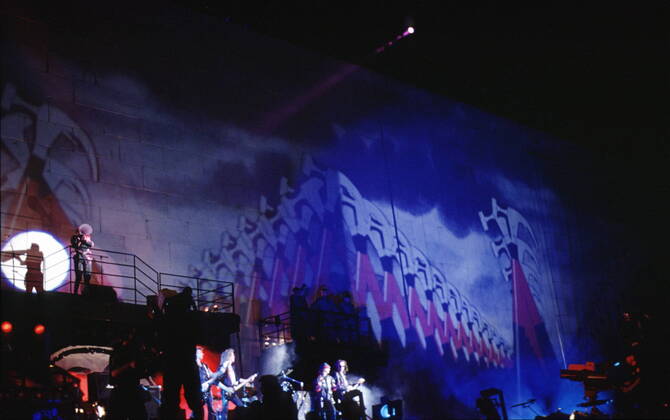 1 Roger Waters THE Wall am Potsdamer Platz: die Scorpions & Roger Waters (als Soldat) mit Megaphon, auf der Bühne, stage, Water?s, voc, Theater, Film, auf der Bühne, Sänger, Gitarrist & Komponist, Composer, singer, director, Musik, Music, culture, Kultur, konzertante Aufführung, Show, Theater, ex Pink Floyd, Nutzung Honorar- & MwStpflichtig!, Show am 21.07.1990, Fotos vom Vortag und der Show am Potsdamer Platz Berlin Deutschland, Germany Copyright: xBRIGANI-ART HEINRICHx BriganiArt_00023598_00023598